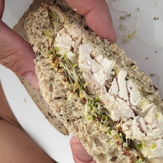 鶏肉とスプラウトの簡単サンドイッチ